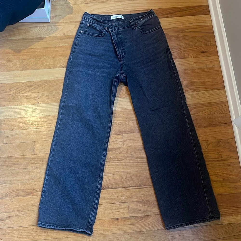 Abercrombie black 90s high rise relax jean - worn once !! Like new